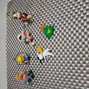 6  CHRISTMAS ORNAMENTS